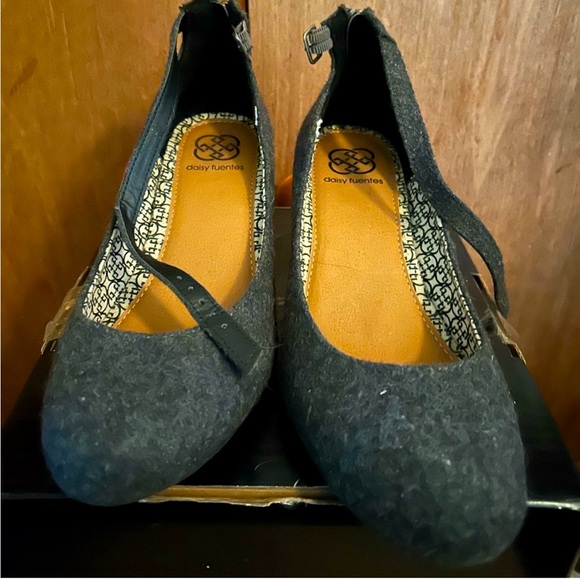 Daisy Fuentes Shoes - Daisy Fuentes Wedges size 9